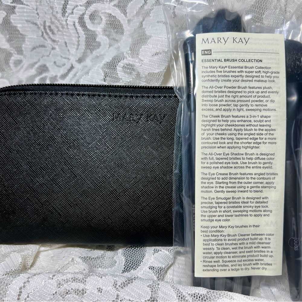 Mary Kay Essential Brush Collection W/Case